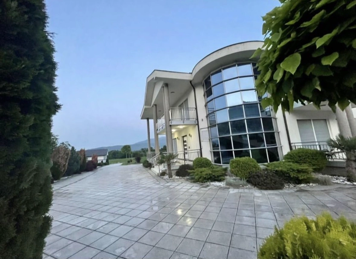 Ekipi i Artas Universal duke punuar në një projekt ndërtimi