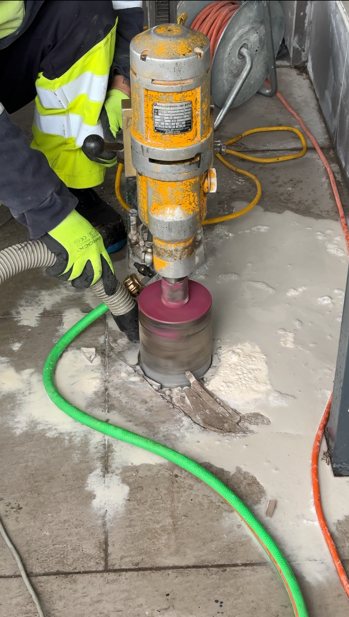 Shpuarje profesionale e betonit nga Artas Universal